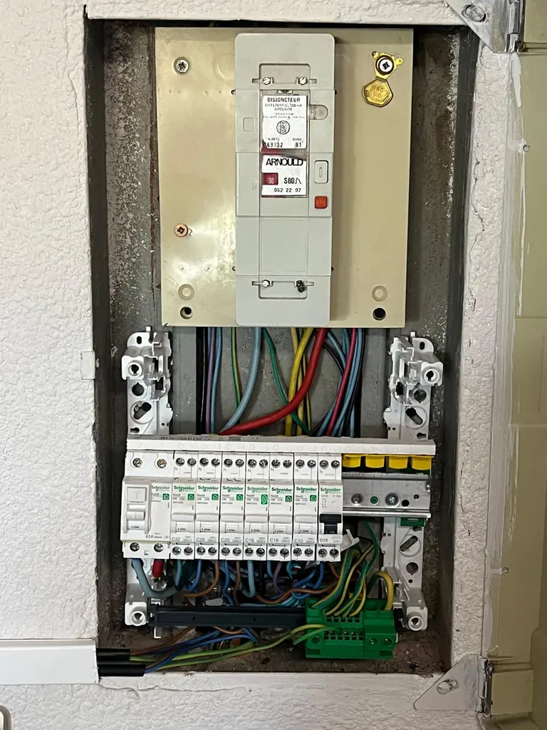 Rangée modulaire neuve en cours de câblage