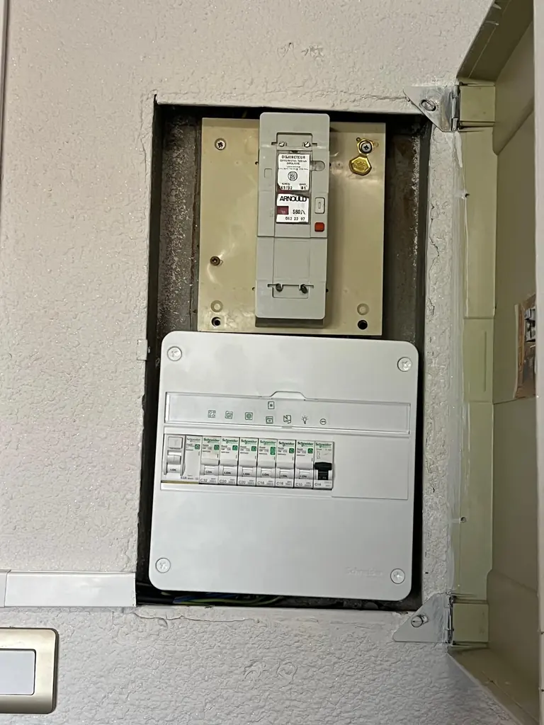Coffret refermé dans la même niche murale