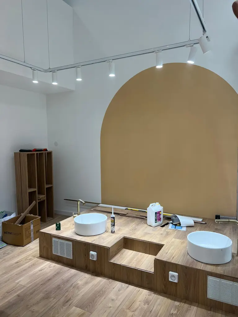Spots sur rails au-dessus du mobilier en cours de pose
