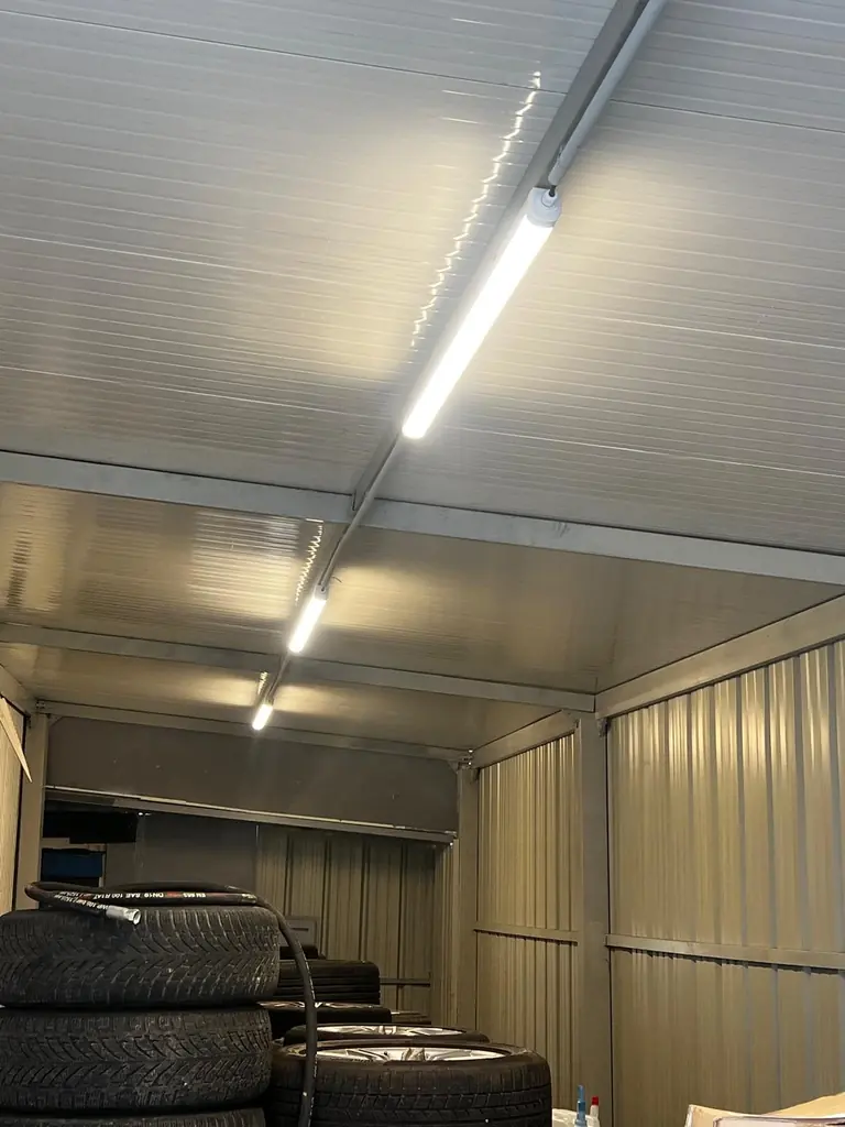 Réglettes LED allumées dans l’atelier