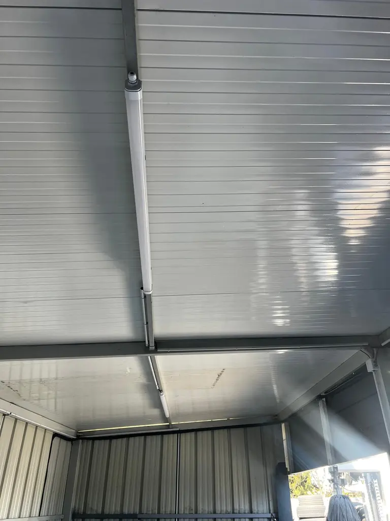 Cheminement des conduits sous la toiture métallique