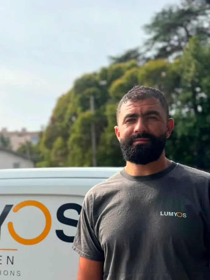 Zouhir, électricien Lumyos, portrait devant son véhicule