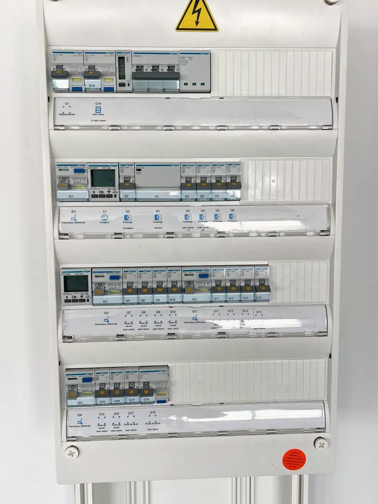 Tableau électrique Hager, appareillages et repérage visibles