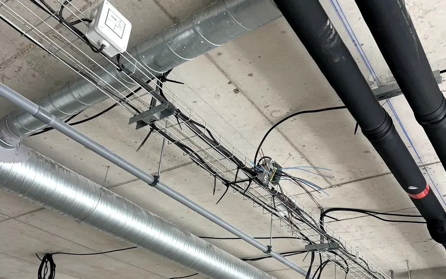 Câblage d’un plafond pendant une intervention tertiaire