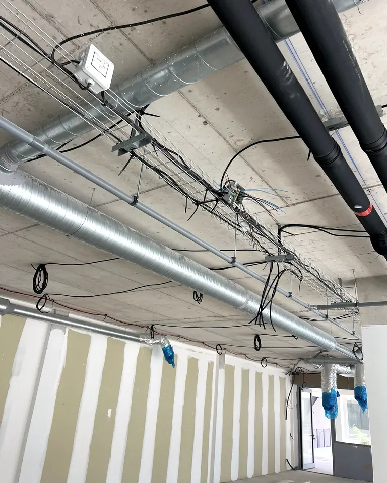 Câblage électrique visible dans un local client