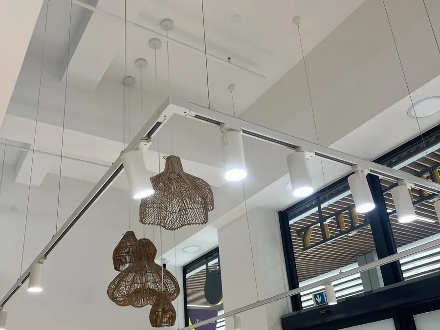 Éclairage installé dans un local commercial