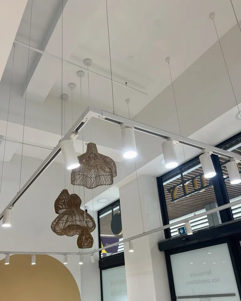 Éclairage installé dans un local commercial
